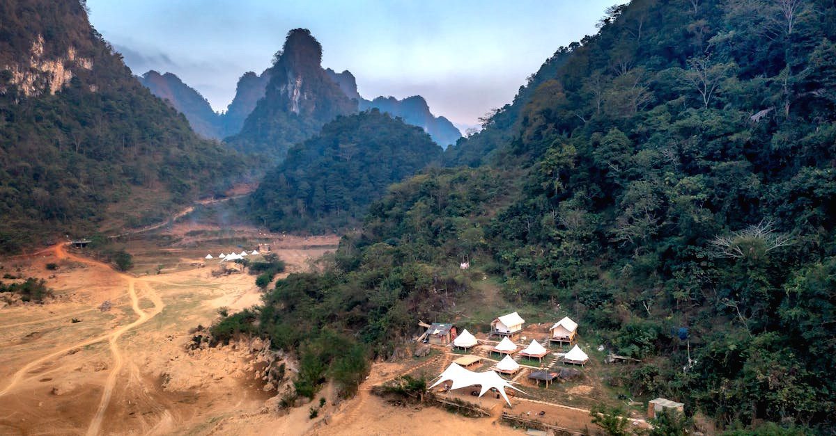 découvrez nos conseils essentiels pour le camping, allant de l'équipement indispensable à la préparation des repas en plein air. que vous soyez novice ou campeur expérimenté, ces astuces vous aideront à profiter pleinement de votre expérience en pleine nature.
