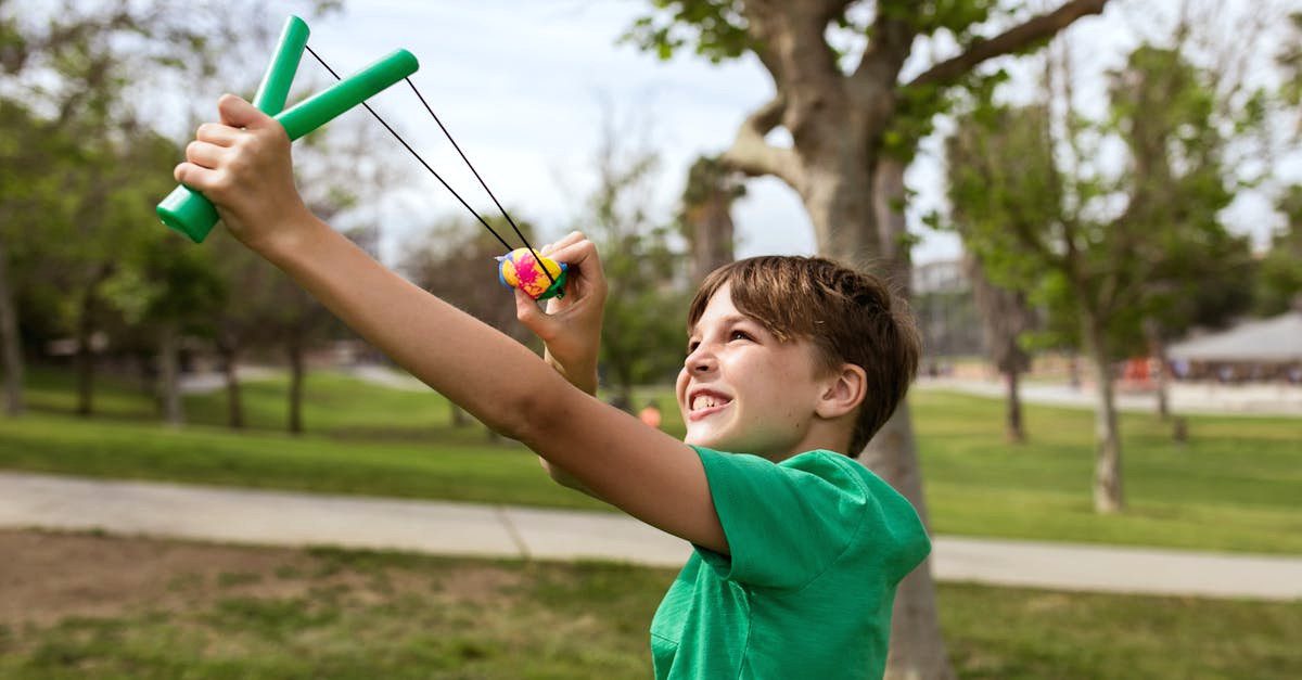 découvrez le slingshot, un accessoire de loisir emblématique qui allie amusement et créativité. parfait pour tous, il vous permet de lancer des projectiles avec précision et de vous amuser en plein air. explorez les différentes variantes et techniques pour tirer le meilleur parti de cet outil ludique.